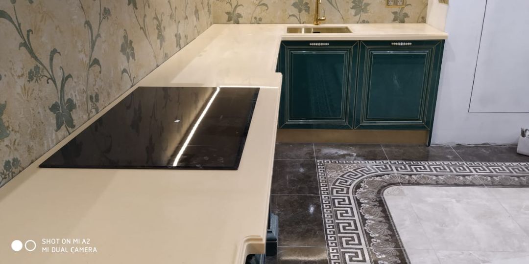 Кухонная столешница из камня на заказ в СПб