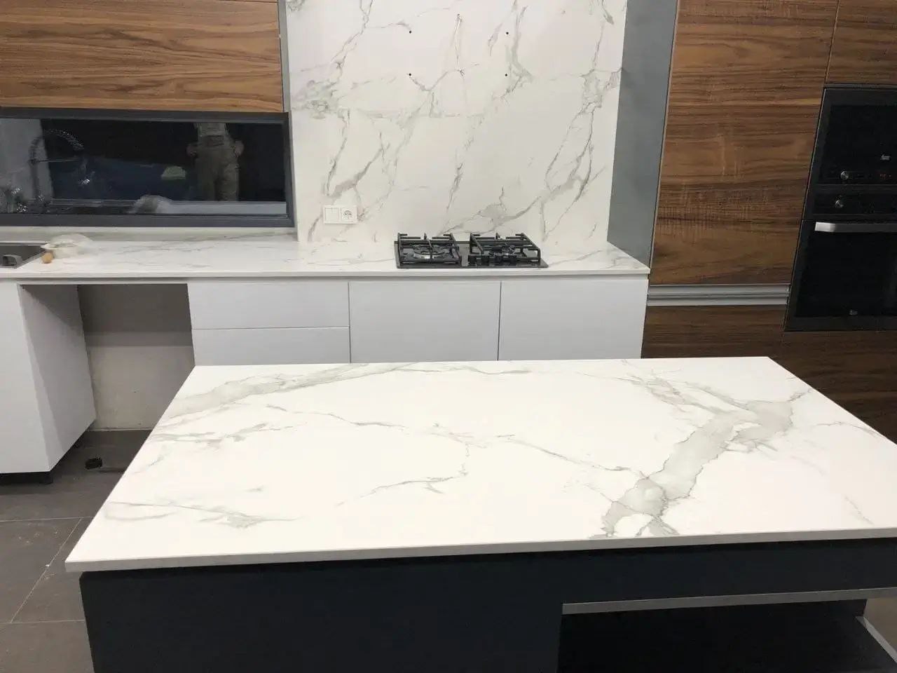 Кухонная столешница из камня на заказ в СПб