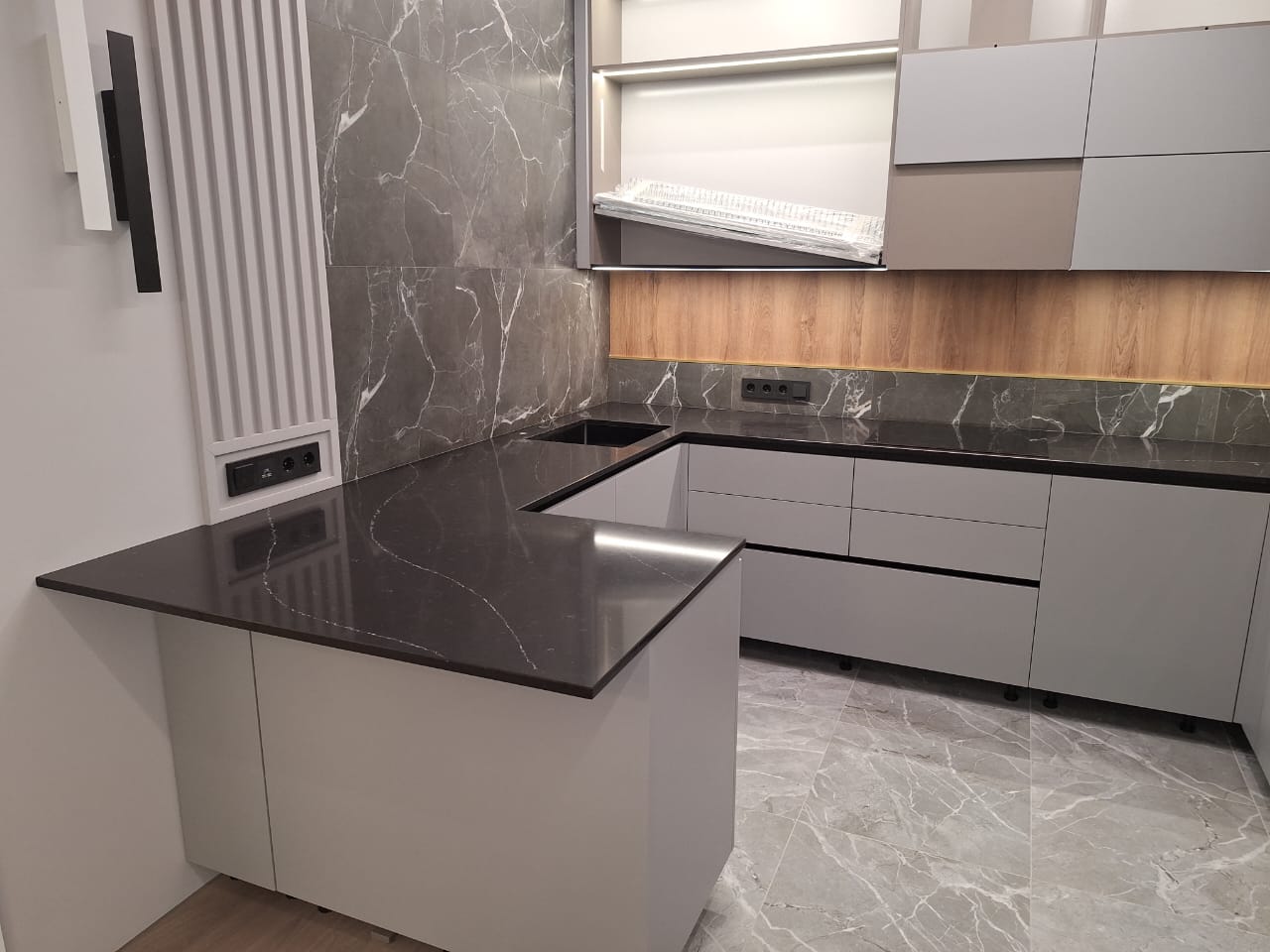Кухонная столешница из камня на заказ в СПб