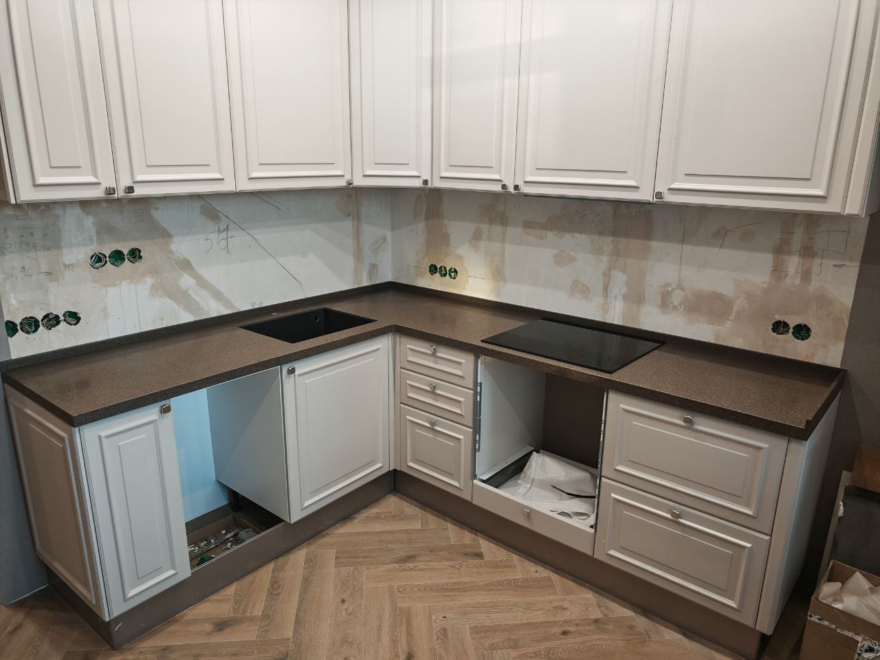 Кухонная столешница из камня на заказ в СПб